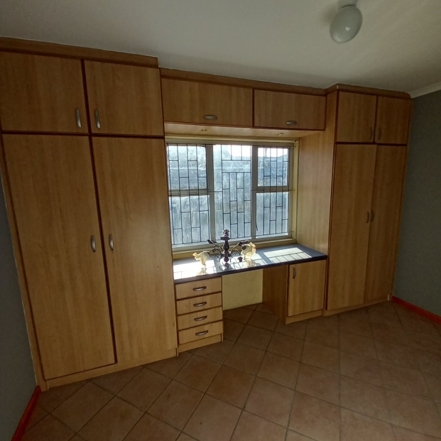 To Let 3 Bedroom Property for Rent in Elsies River Western Cape